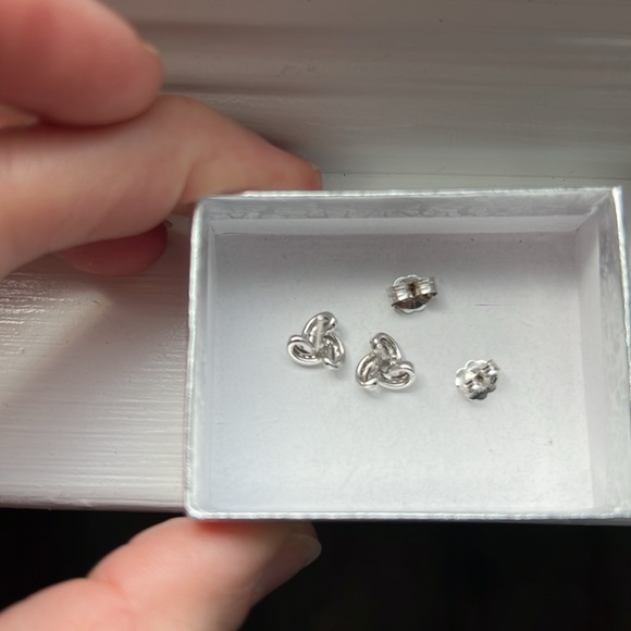 Diamond Knot 14K white gold studs - Picture 11 of 12